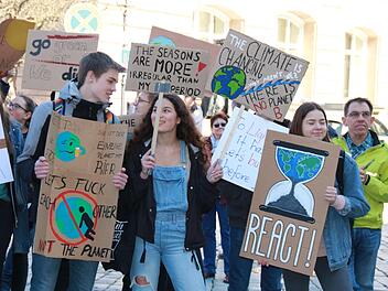 Im März protestieren erstmals junge Leute in Kulmbach gegen die derzeitige Klimapolitik. Am Freitag soll es eine Neuauflage der Aktion geben.  Foto: Archiv/Katrin Geyer