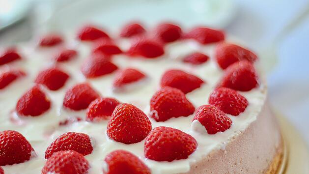 Fruchtig und absolut köstlich: Eine tolle Erdbeertorte können Sie ganz einfach in wenigen Schritten zubereiten. Symbolfoto: jankuss/pixabay.com.