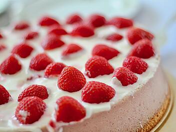 Fruchtig und absolut köstlich: Eine tolle Erdbeertorte können Sie ganz einfach in wenigen Schritten zubereiten. Symbolfoto: jankuss/pixabay.com.