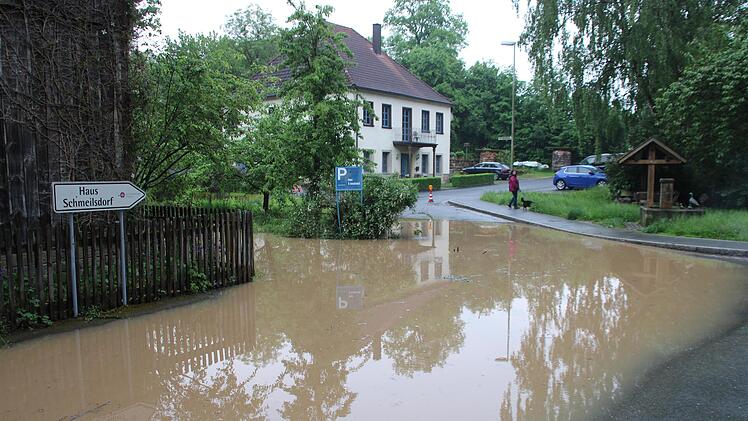 In Schmeilsdorf war die Straße Am Gänsgries von den Wassermassen überschwemmt.