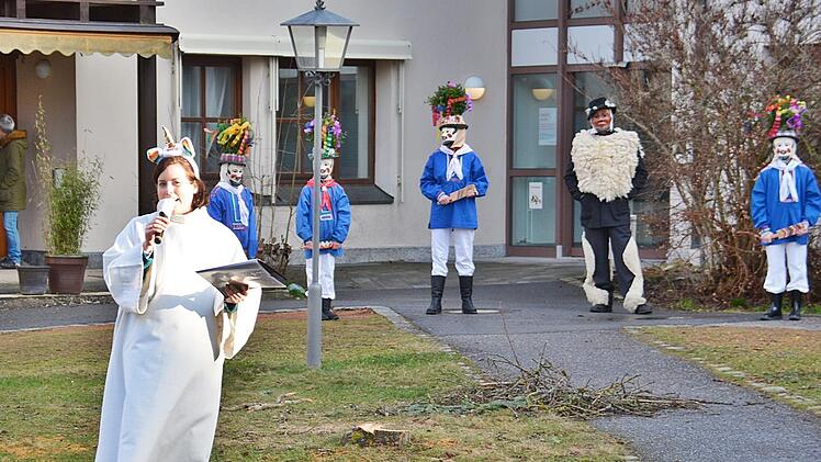 Eine besondere Freude machten die Weisbacher mit ihren Masken und dem Geißmo den Menschen in der Behinderteneinrichtung Maria Bildhausen. Hier waren sie bei einem Freiluftgottesdienst mit dabei. Foto: Hanns Friedrich