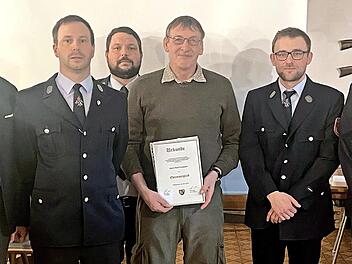Ehrung bei der Freiwilligen Feuerwehr Pfaffenhausen (von links): Bürgermeister Armin Warmuth, 1. Vorsitzender Martin Sell, 2. Vorsitzender Rene Piper, Ehrenmitglied Kurt Tumpach, 1. Kommandant Benedikt Kress und 2. Kommandant Daniel Böhm