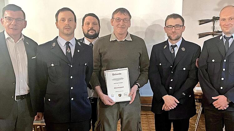 Ehrung bei der Freiwilligen Feuerwehr Pfaffenhausen (von links): Bürgermeister Armin Warmuth, 1. Vorsitzender Martin Sell, 2. Vorsitzender Rene Piper, Ehrenmitglied Kurt Tumpach, 1. Kommandant Benedikt Kress und 2. Kommandant Daniel Böhm