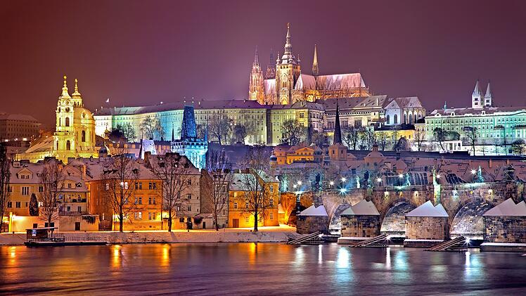 Im Winter verwandelt sich Prag in eine bezaubernde Märchenkulisse.