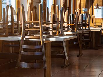 Stühle stehen auf Tischen in einem geschlossenem Restaurant. Speisesaal, Gaststätte, Gasthaus, Gasthof, Wirtschaft, Restaurant, Lokal, Gastronomiebetrieb