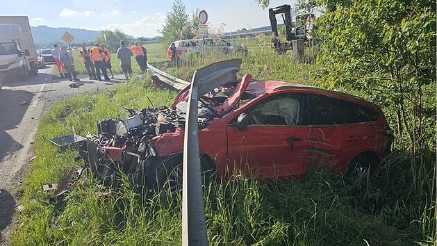 Auto bei Unfall im kreis Kulmbach in Leitplanke geschleudert