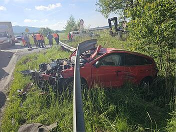 Auto bei Unfall im kreis Kulmbach in Leitplanke geschleudert