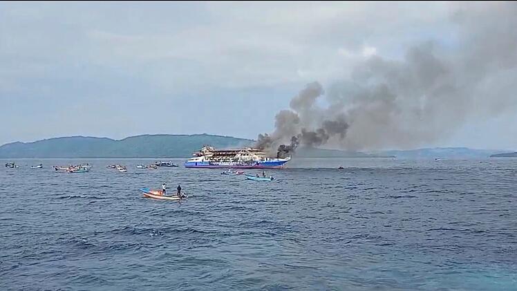 Feuer auf Fähre in Sulawesi