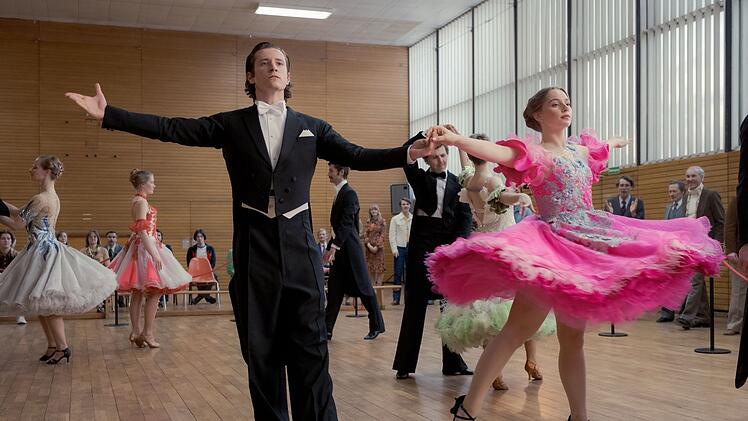 Unter Druck: Steffen Henke (Benedikt Kalcher) und Dorli Sch&ouml;llack (Carlotta B&auml;hre, rechts) treten beim Tanzturnier an.