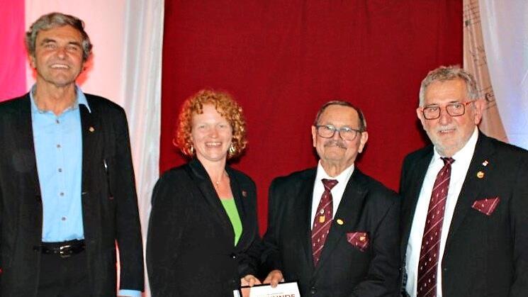 Josef Wich (2.v.r.) und Herbert Fleischmann (r.) wurden f&uuml;r 65 Jahre aktives Singen ausgezeichnet. Die Ehrung &uuml;bernahmen Burkard Neubauer und Pia Hempfling.  Horst Habermann