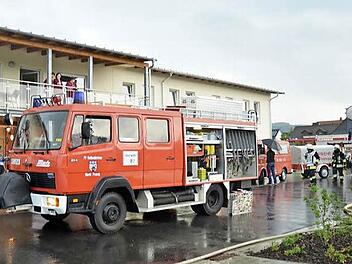 Rund 65 Feuerwehrleute rückten zum Übungseinsatz am Seniorenzentrum aus.  Foto: Karl-Heinz Hofmann