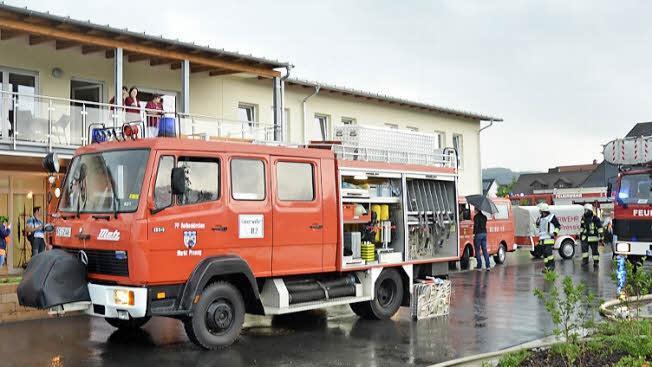 Rund 65 Feuerwehrleute rückten zum Übungseinsatz am Seniorenzentrum aus.  Foto: Karl-Heinz Hofmann