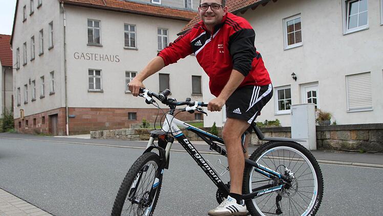 Steffen Kessler führt den SV Detter-Weißenbach an. Hier steht er vor dem ehemaligen Gasthaus Kenner...