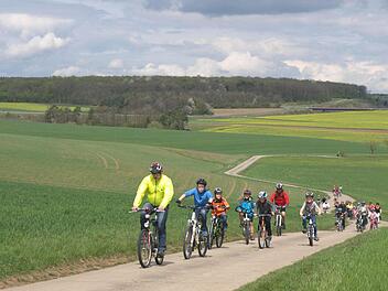 Das Oerlenbacher Frühlingsradeln hat nichts von seiner Attraktivität eingebüßt. Allein an der Familientour - auf unserem Foto unterwegs vom Modellflugplatz in Richtung Pfersdorf - nahmen 40 Kinder, Jugendliche und Erwachsene teil.  Foto: Stefan Geiger