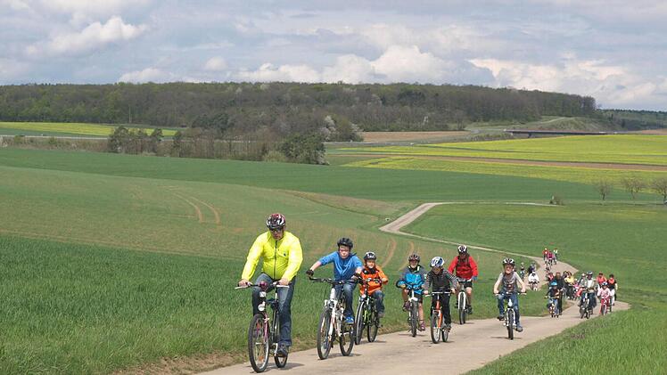 Das Oerlenbacher Frühlingsradeln hat nichts von seiner Attraktivität eingebüßt. Allein an der Familientour - auf unserem Foto unterwegs vom Modellflugplatz in Richtung Pfersdorf - nahmen 40 Kinder, Jugendliche und Erwachsene teil.  Foto: Stefan Geiger