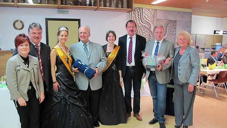 Wolfgang Hartmann, Vorsitzender und Gesellschaftspräsident des MCC (Vierter von links), feierten seinen 70. Geburtstag. Ihm gratulierten von links Senatorin Christina Flauder, Landrat Klaus Peter Söllner, die Kohlenhofprinzessinen Paula I. (Heltai) und Ramona I (Köhler) sowie Bürgermeister Stefan Schaffranek aus Kulmbach, Rüdiger Köhler vom Landratsamt Kulmbach und Ingeborg Horn, die Lebensgefährtin des Jubilars.