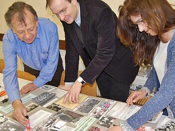 Hans Georg Keßler (von links), Kaplan Paul Reder und Gabriele Müller gestalten eine Ausstellungstafel über Julius Kardinal Döpfner, der vor 40 Jahren starb. Foto: Sigismund von Dobschütz