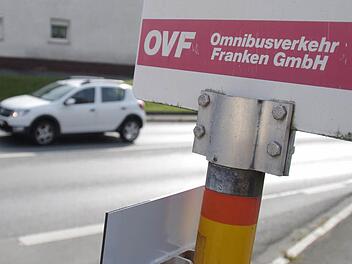An der Zeyerner Bushaltestelle warten die Schulkinder morgens öfter vergeblich auf eine Mitfahrgelegenheit. Die Ansicht der Omnibusverkehr Franken GmbH, alles sei in Ordnung, teilt das Landratsamt nicht. Foto: Marco Meißner