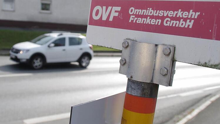 An der Zeyerner Bushaltestelle warten die Schulkinder morgens öfter vergeblich auf eine Mitfahrgelegenheit. Die Ansicht der Omnibusverkehr Franken GmbH, alles sei in Ordnung, teilt das Landratsamt nicht. Foto: Marco Meißner