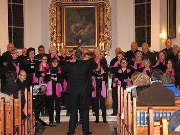 Der SMS-Projektchor aus Ludwigsstadt bei seinem Auftritt in der evangelischen Kirche in Gleisenau unter Leitung von Sigurd Knopp.Günther Geiling