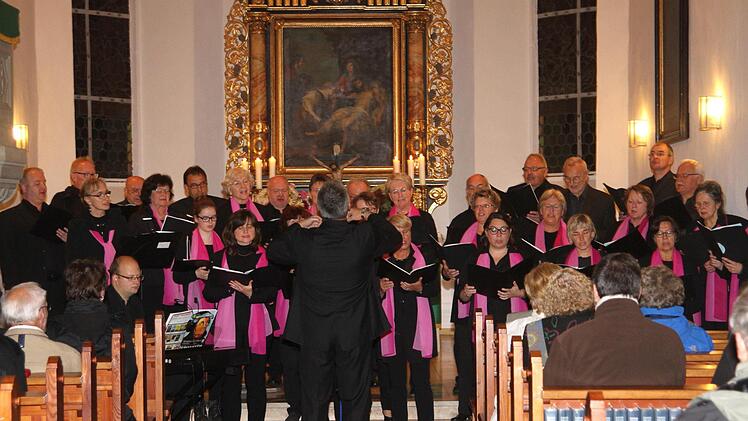 Der SMS-Projektchor aus Ludwigsstadt bei seinem Auftritt in der evangelischen Kirche in Gleisenau unter Leitung von Sigurd Knopp.Günther Geiling