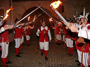 Mit einem Fackelzug holten die Stadtknechte Christian Zerzer (Bildmitte) ab, um mit ihm zu feiern und danke zu sagen, dass er 20 Jahre den Michel Stapf gespielt hat.Dieter Britz