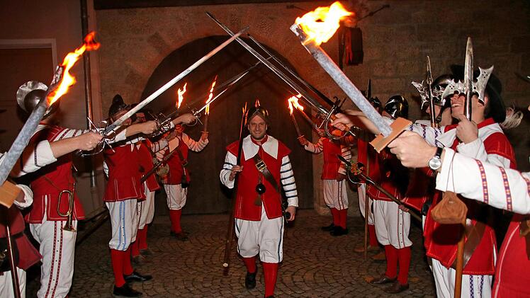 Mit einem Fackelzug holten die Stadtknechte Christian Zerzer (Bildmitte) ab, um mit ihm zu feiern und danke zu sagen, dass er 20 Jahre den Michel Stapf gespielt hat.Dieter Britz