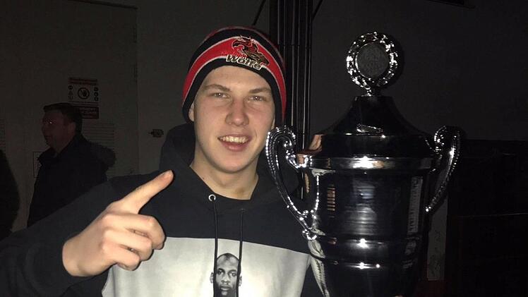 Backup-Goalie Lars-Torben Franz mit dem Pokal. Ralph Kiesel