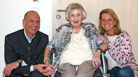 Dorothea Richter (Mitte) freute sich anlässlich ihres 95. Geburtstages über die Glückwünsche des Landrats Christian Meißner (links) und der Zweiten Bürgermeisterin Sabine Rießner (rechts).  Foto: Alfred Thieret