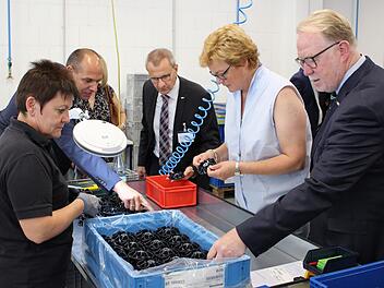 Steffen Tetzlaff (Zweiter von links) führte seine Gäste durch die Hallen (von links): Mitarbeiterin Maria Hermann, Siegmar Schnabel (IHK-Hauptgeschäftsführer), Europaabgeordnete Monika Hohlmeier und Bundestagsabgeordneter Hans Michelbach.Ulrike Nauer