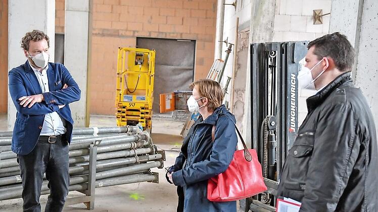 Hochschulpräsidentin Christiane Fritze (Mitte) in der Schlachthof-Baustelle mit Creapolis-Leiter Markus Neufeld (links) und Oberbürgermeister Dominik Sauerteig (rechts).