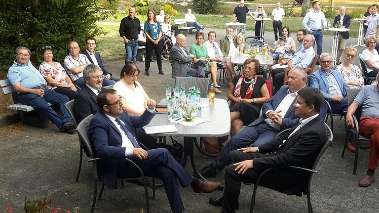 Der bayerische Staatsminister für Gesundheit und Pflege, Klaus Holetscheck (vorne links), war als Ehrengast zum CSU-Sommerempfang in den Bad Brückenauer Georgi-Kurpark gekommen. An der öffentlichen Veranstaltung nahmen auch (von rechts) Staatssekr...