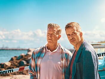 Die beliebte ZDF-Krimireihe "Dan Sommerdahl - Tödliche Idylle" geht in die fünfte Runde. Dan Sommerdahl (Peter Mygind, links) und Flemming Torp (André Babikian) lösen an der dänischen Küsten Mordfälle.