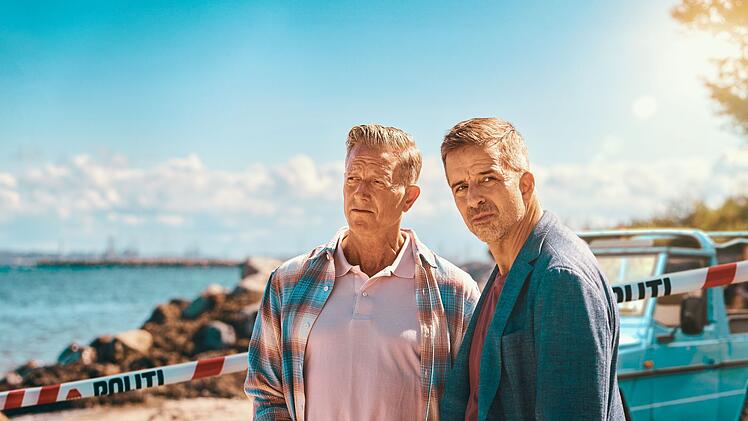 Die beliebte ZDF-Krimireihe "Dan Sommerdahl - Tödliche Idylle" geht in die fünfte Runde. Dan Sommerdahl (Peter Mygind, links) und Flemming Torp (André Babikian) lösen an der dänischen Küsten Mordfälle.