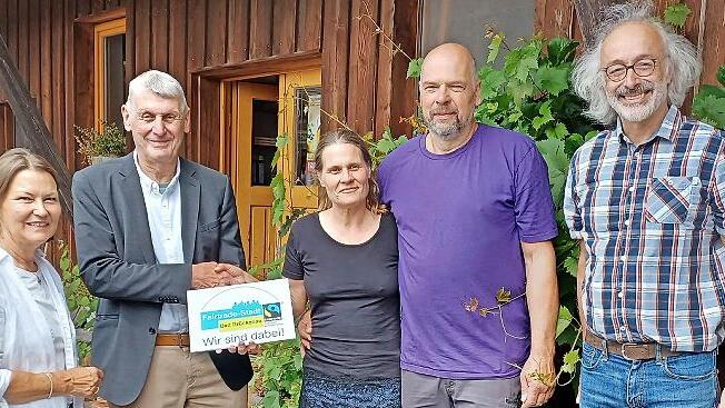 Jürgen Pfister, Zweiter Bürgermeister von Bad Brückenau, überreicht Ludwig Weber, Inhaber des Steffeshofs, die Plakette mit dem Fairtrade-Emblem: (von links) Martina Kirchner (Weltladen), Jürgen Pfister, Sabine Friedrich (Hofladen), Ludwig Weber (...