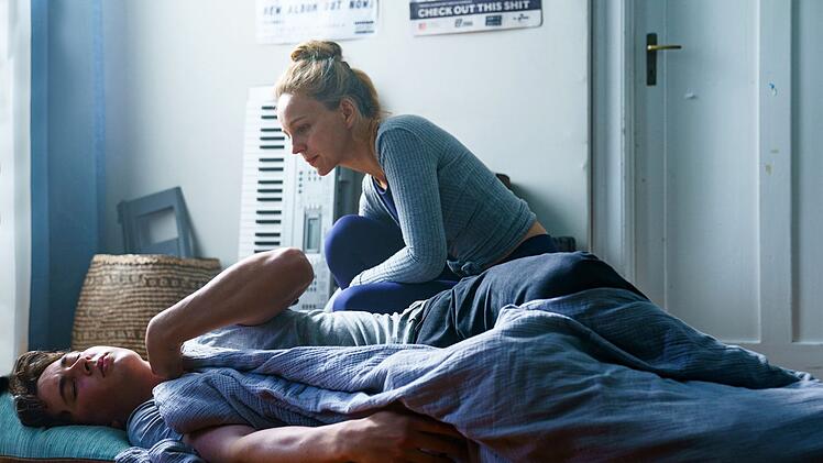 Katja (Petra Schmidt-Schaller) weckt ihren Sohn Anton (Levy Rico Arcos), der - vorübergehend - wieder bei ihr eingezogen ist. Der Sohn belegt die Yoga-Matte, das "Ein und Alles" der Mutter. Doch auch Katja wird während des Films dazulernen.