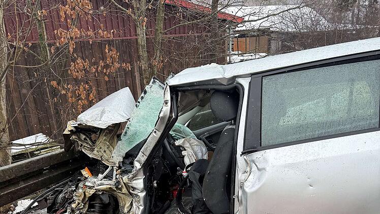 Autofahrer nach Frontalcrash mit Lkw eingeklemmt - Feuerwehr startet Gro&szlig;einsatz
