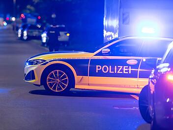 Ansbach: Baustellenteile auf Fahrbahn geworfen - Video belastet Mann Ansbach: Baustellenteile auf Fahrbahn geworfen - Video belastet Mann