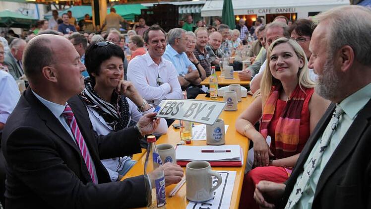 Hartmut Koschyk (l.) scheint beeindruckt vom EBS-Kennzeichen, das ihm B&uuml;rgermeister Franz Josef Kraus (r.) pr&auml;sentiert. Auch (v. l.) Ulrike N&ouml;th, Thorsten Glauber und Melanie Huml werfen einen Blick darauf.