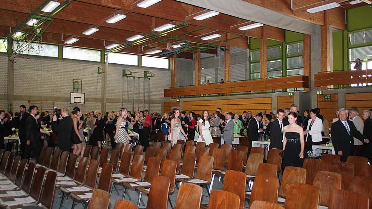 Mit viel Beifall kamen die Abiturienten in den Saal.