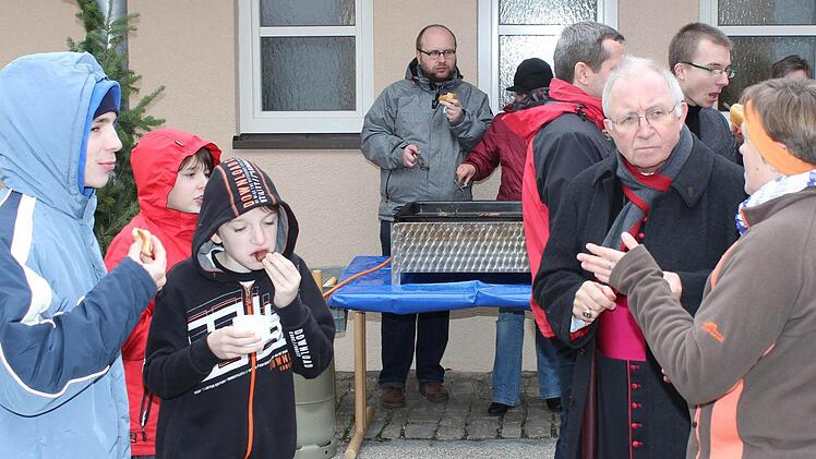 Schon vor der eigentlichen "Frage-Antwort-Runde" kam Weihbischof Ullrich Boom im Pfarrhof mit den Leuten ins Gespräch.