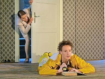 Katharina Försch und Benjamin Jorns in "Lippels Traum" am Fränkischen Theater Schloss Maßbach. Foto: Sebastian Worch