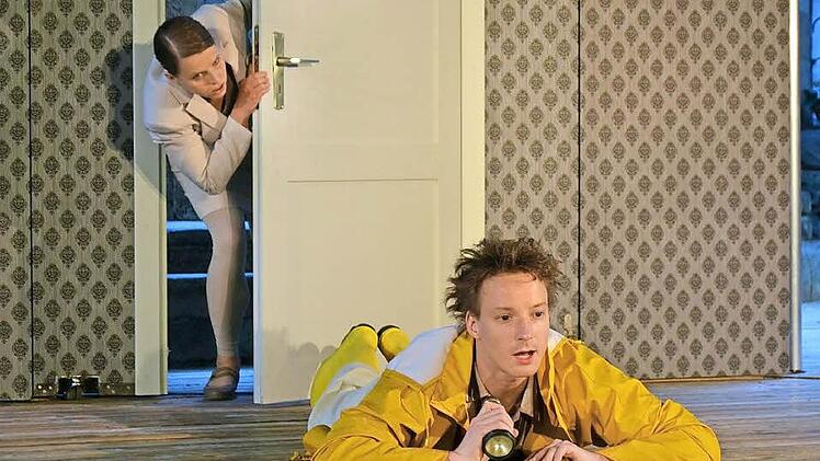 Katharina Försch und Benjamin Jorns in "Lippels Traum" am Fränkischen Theater Schloss Maßbach. Foto: Sebastian Worch