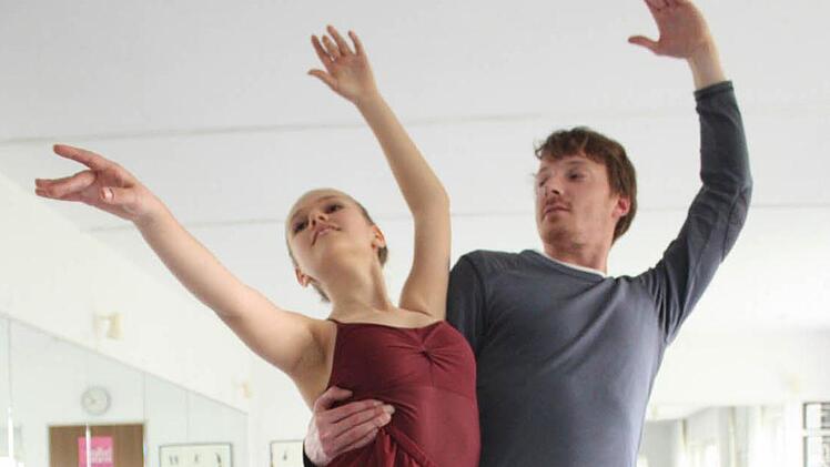Gloria Götz (13) und Benjamin Jörns (30) sind leidenschaftliche Tänzer.   Foto: Robert Huger