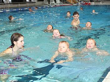 Die Mainleuser Wasserwacht hält regelmäßig Kurse im Hallenbad ab. Hier erhalten Buben und Mädchen des Kindergartens Höferänger Schwimmunterricht. Unser Bild zeigt (von vorne nach hinten) Luis, Felix und Eva, die von Franziska Stumpf im Wasser begleitet werden. Im Hintergrund ist Wasserwacht-Helfer Christian Muhr mit Kindern zu sehen. Fotos: Alexander Hartmann