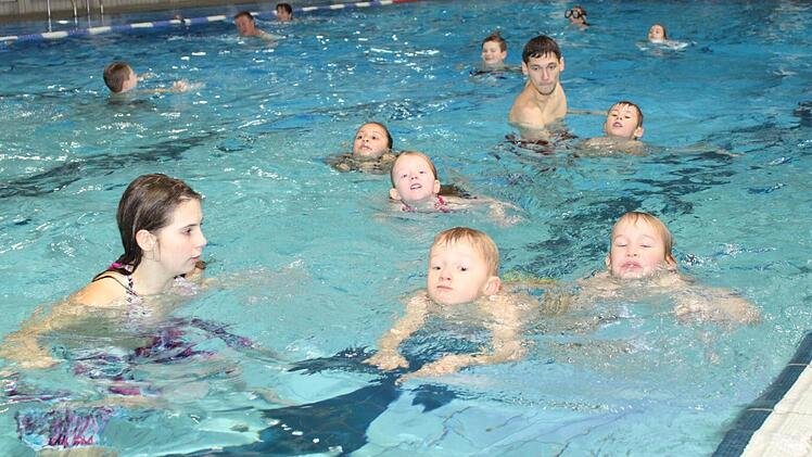 Die Mainleuser Wasserwacht hält regelmäßig Kurse im Hallenbad ab. Hier erhalten Buben und Mädchen des Kindergartens Höferänger Schwimmunterricht. Unser Bild zeigt (von vorne nach hinten) Luis, Felix und Eva, die von Franziska Stumpf im Wasser begleitet werden. Im Hintergrund ist Wasserwacht-Helfer Christian Muhr mit Kindern zu sehen. Fotos: Alexander Hartmann