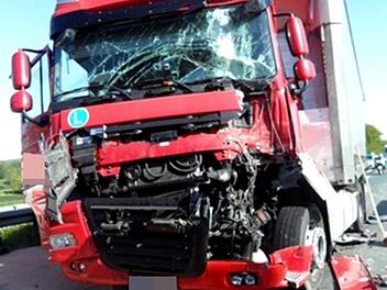 Der Lkw des Auffahrenden wurde bei dem Unfall auf der A 3 schwer beschädigt. Foto: FFW Heßdorf