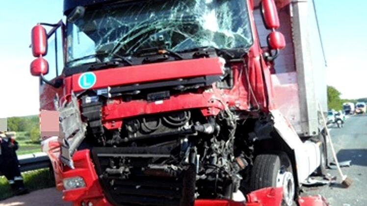 Der Lkw des Auffahrenden wurde bei dem Unfall auf der A 3 schwer beschädigt. Foto: FFW Heßdorf
