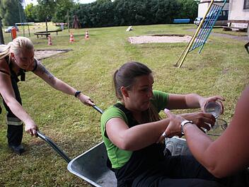 Möglichst viel Wasser soll in den Krug. Deshalb ist höchste Konzentration geboten. Fotos: Katharina Becht