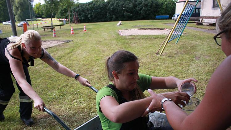 Möglichst viel Wasser soll in den Krug. Deshalb ist höchste Konzentration geboten. Fotos: Katharina Becht